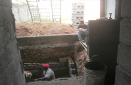 Hombres trabajando en la fosa septica